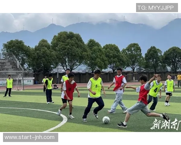 校园足球盛会热情开赛学生们齐聚一堂展现青春风采 校园足球盛会热情开赛学生们齐聚一堂展现青春风采